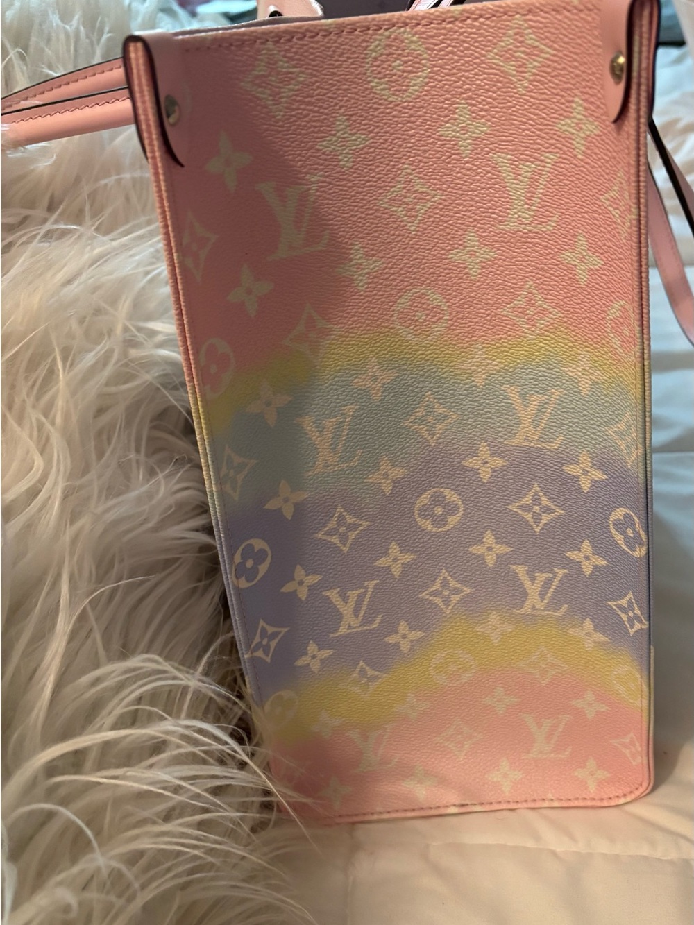 Limited Edition Louis Vuitton Escale OnTheGo GM Tote - Picture 8 of 16